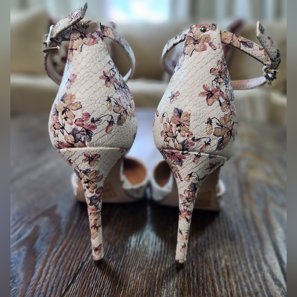 EUC Call It Spring Vegan Leather Floral Women's Heels Size 8.5 - Picture 4 of 8